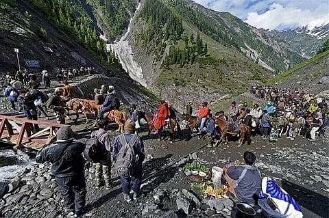 Pilgrims on their way to Amarnath cave shrine. (Photo | PTI)