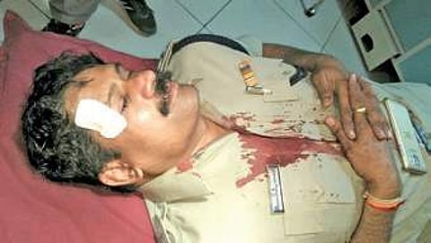 Injured ACP Shankar Marihal undergoing treatment at district hospital