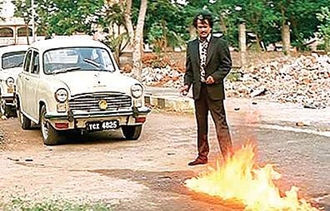 A scene from Annamalai (1992)