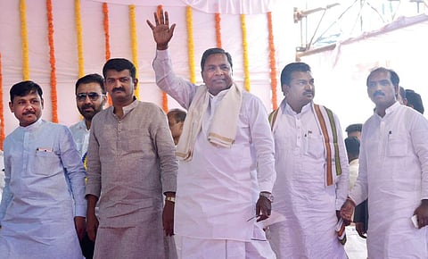 Chief Minister Siddaramaiah waving at the crowd during the Sadhana Samavesha in Hubballi on Sunday | D Hemanth