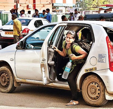 A woman getting out of UberPool in the city|Photo: Ashwin Prasath