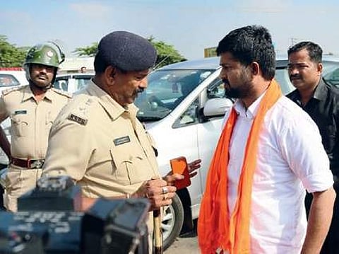 Pratap Simha interacting with a cop | Express