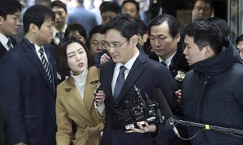Lee Jae-yong, the vice chairman of Samsung Electronics, center, is questioned by reporters upon his arrival for a hearing. (AP)