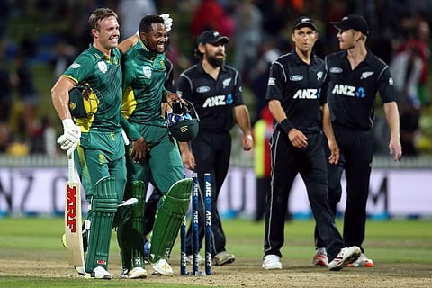 AB de Villiers of South Africa (L) and his teammate Andile Phehlukwayo celebrate winning the one-day international (ODI) cricket match between New Zealand and South Africa at Seddon Park in Hamilton. | AFP
