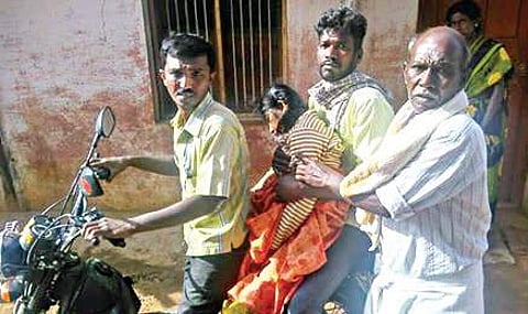 Relatives shifting the body of Ratnamma on a moped to their village in Madhugiri taluk | express