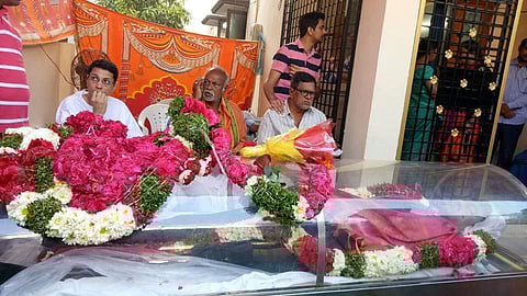 Srinivasa's friends and family wait ahead of the final rites. (EPS | Vinay Madapu)