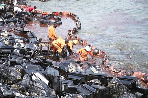Volunteers chip in during the oil spill clean-up drive on Ennore shore. (File | EPS)