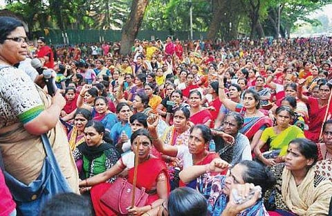 Karnataka Rajya Anganwadi Noukarara Sangha state president Varalakshmi addressing thousands of protesters at Freedom Park in Bengaluru on Tuesday | Nagesh Polali