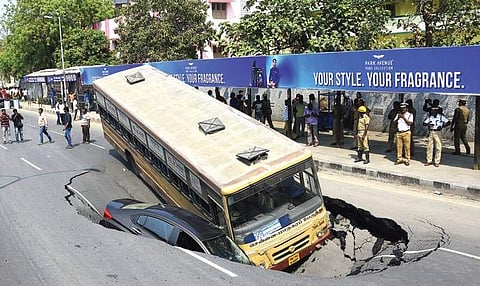 The car and bus that sank into the crater on Anna Salai on Sunday | ASHWIN PRASATH