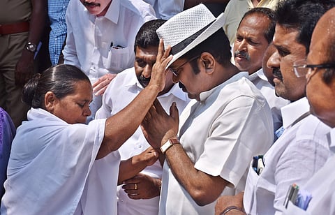 AIADMK(A) candidate for RK Nagar bypoll T T V Dhinakaran campaigning in front of a church at New Washermenpet | ashwin prasath, Martin Louis