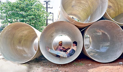 Two daily wagers seek relief from the blistering heat in Bhubaneswar which recorded 40.6 degree Celsius on Tuesday | biswanath swain