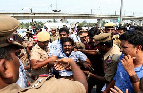 Director Gowthaman is leading demonstration on Kathipara flyover in support of TN farmers agitsting at Delhi, which led to traffic jam in the city on Thursday. | EPS