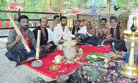 Practitioners of the kumbha pattu