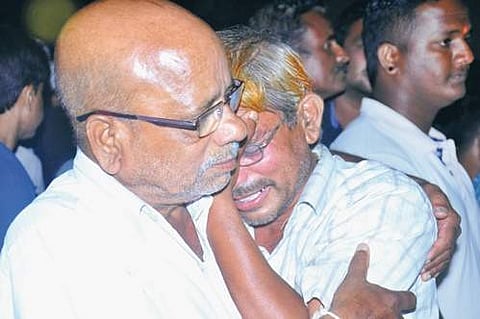 A parent grieves after receiving the body of his son | Express