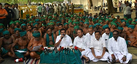 Tamil Nadu chief minister Edappadi Palaniswami meet the farmers  who have been protesting at Jantar Mantar for the last 39 days, in New Delhi on Sunday. (Shekhar Yadav | EPS)