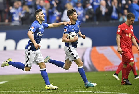 Schalke's Klaas Jan Huntelaar, center, celebrates after scoring during the German Bundesliga soccer match between FC Schalke 04 and RB Leipzig in Gelsenkirchen, Germany, Sunday, April 23, 2017. | AP