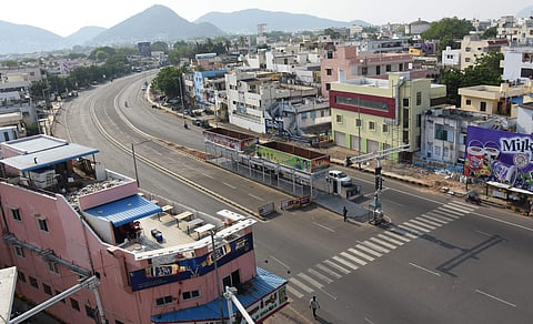 Busy BRTS road wears a deserted look due to increase in temperature in Vijayawada on Sunday | P Ravindra Babu