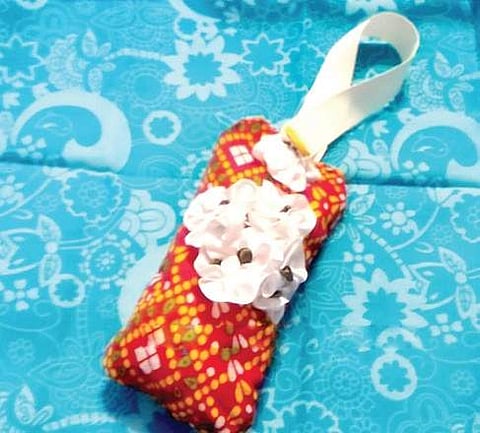 Make luggage tag using scrap fabric