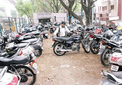 A park on Chord Road near Vijayanagar is packed with two-wheelers near Vijayanagar Metro Station | (S Manjunath | EPS)