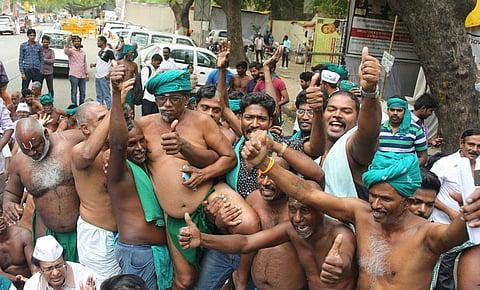 Tamil Nadu Farmers celebrate after the high court judgement, at Jantar Mantar in New Delhi on Tuesday. (Shekhar Yadav | EPS)
