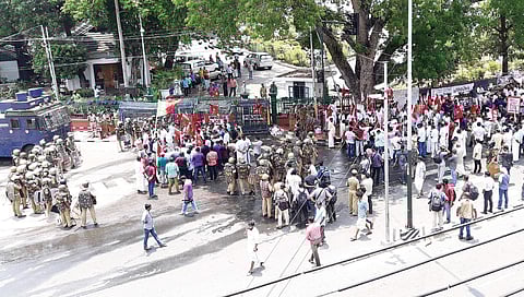 Workers of various political parties protesting in front of the Secretariat against the alleged police highhandedness on Jishnu Pranoy’s mother on Thursday | Kaviyoor Santhosh