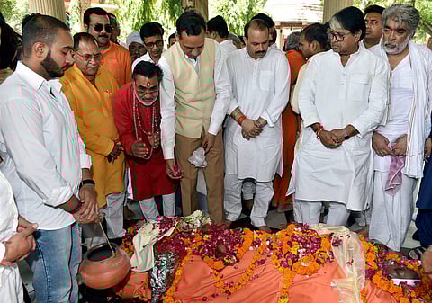 Family members during the last rites of godman Chandraswami at Nigambodh Ghat in New Delhi on Wednesday. | PTI