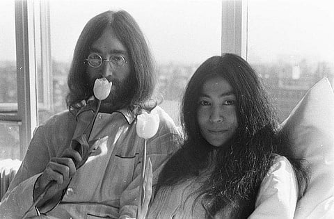 John Lennon and Yoko Ono at the first day of their Bed-In for Peace in the Amsterdam Hilton Hotel | Den Haag, National Archives (Wikimedia Commons)