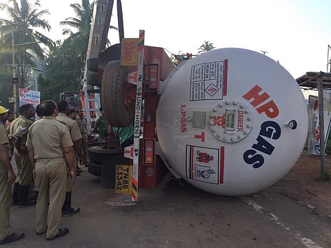 An LPG gas truck overturned at Mokavoor in Kozhikode on Sunday morning . (EPS)