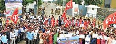 Officials and workers protest the Centre’s move to divest government holding in Kamarajar Port in Ennore on Thursday | d sampathkumar