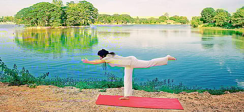 Anshu Vyas Seetharaman at Ulsoor Lake, Bengaluru, doing a warrior pose
