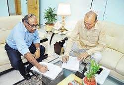 Rajiv Kumar (right) signs the documents while taking over from outgoing UP chief secretary Rahul Bhatnagar (left) in Lucknow on Thursday | Express