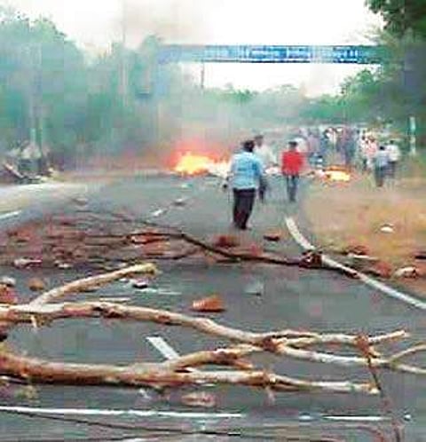 A violent clash between BJP and BJD supporters in Purushottampur on Sunday night has reignited political tensions in Ganjam district, leaving three persons injured.