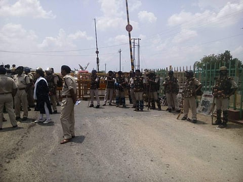 Heavy police deployment at Nayagaon on Rajasthan-MP border to prevent Rahul Gandhi and other Congress leaders from going to Mandsaur. (File photo by EPS | Vikas Ojha)