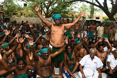 Tamilnadu Farmers stage a protest at chepauk in chennai on Friday. | (Ashwin Prasath | EPS)