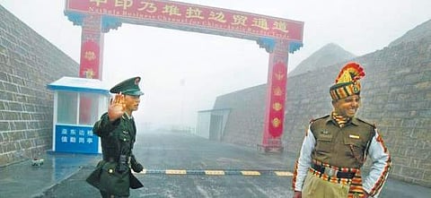 Indian and Chinese soldiers at the Indo-China border