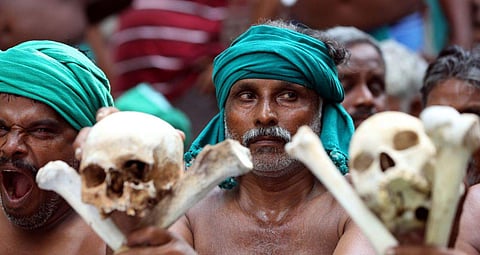 Tamil Nadu farmers display skulls, which they claim are the remains of Tamil farmers who have committed suicide, during a protest demanding a drought-relief package from the Central government, in New Delhi, on July 19, 2017. (EPS | Shekhar Yadav)