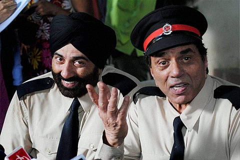 Bollywood actors Dharmendra and Sunny Deol (L) during shooting of their film Yamla Pagla Deewana, in Mumbai ( PTI Photo)