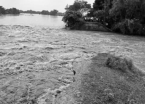 The embankment that breached due to rise in water level of river Brahmani at Bankasahi under Kimbhiriapal panchayat | Express