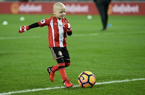 Six-year-old Sunderland fan and cancer patient Bradley Lowery warms up on the pitch with the Sunderland players. | AFP