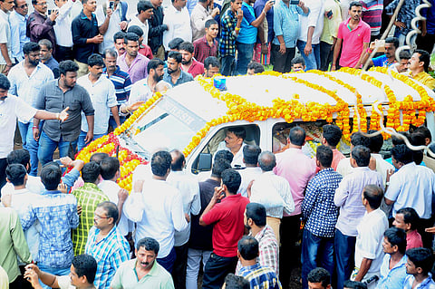 Buntwal town paid homage to the slain RSS worker Sharath Madivala when his body was taken to his home town Sajipa Munnur on Saturday. Thousands of people from Puttur, Vittla, Mangaluru, Belthangady participated in the procession. (Rajesh Shetty Ballalbagh