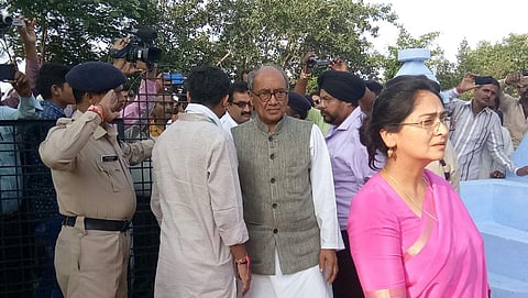 Digvijay Singh along with wife Amrita Rai and local party leaders met NBA leader Medha Patkar at the Dhar district jail on Wednesday. | Express Photo Service