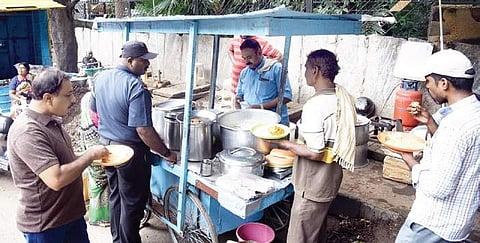 Indira Canteens won’t impact business, say roadside vendors| Vinod Kumar T