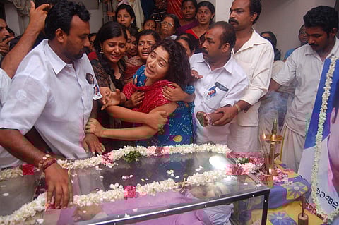 Actor Sreenaths wife Latha, his relatives and friends breaking down as body of Sreenath was brought to his house in Thiruvananthapuram. (Photo | EPS)