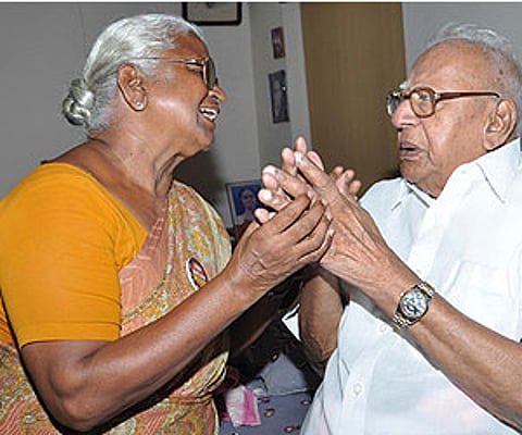 Arputham Ammal, mother of Rajiv Gandhi assassination case convict A G Perarivalan, visits Justice V R Krishna Iyer at his house in Kochi | Express