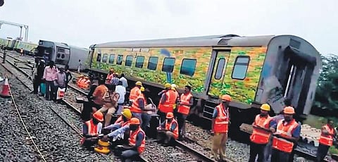 Nagpur-Mumbai Duronto Express derailed near Maharashtra. It was the second train accident this week.