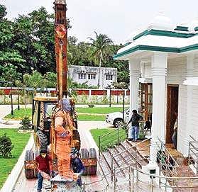 A crane deposits the statue of Sivaji Ganesan outside the memorial hall on Durgabhai Deshmukh Road on Thursday after uprooting it from Kamarajar Salai | p jawahar