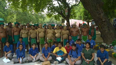 Nearly 30 students who pooled money from their pocket money and cooked food for the farmers which they supplied on Saturday. | EPS