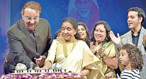 Asha Bhonsle cuts her Belgian Chocolate birthday cake with actor Kabir Bedi and her fans |Jithendra M