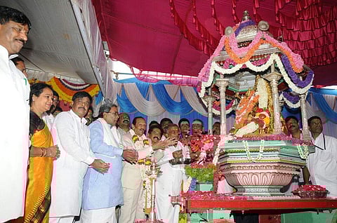 Writer KS Nissar Ahmed inaugurated Mysuru Dasara festival atop of Chamundi hill in Mysuru on Thursday. (EPS|Udayshankar S)