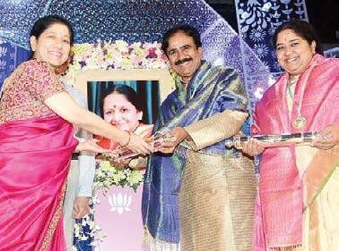 Mallika Srinivasan honours Lalgudi Krishnan and Lalgudi Vijayalakshmi on Friday | Martin Louis